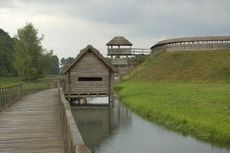 Slawenburg_Gross_Raden_Brueckenhaus_01.jpg